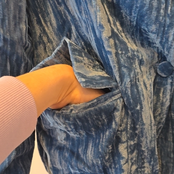 Boohoo Blue Velvet Blazer with Tailored Silhouette - Picture 3 of 6